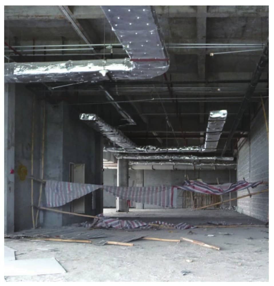 某工地办公空间设计装修前的空调管道(一)